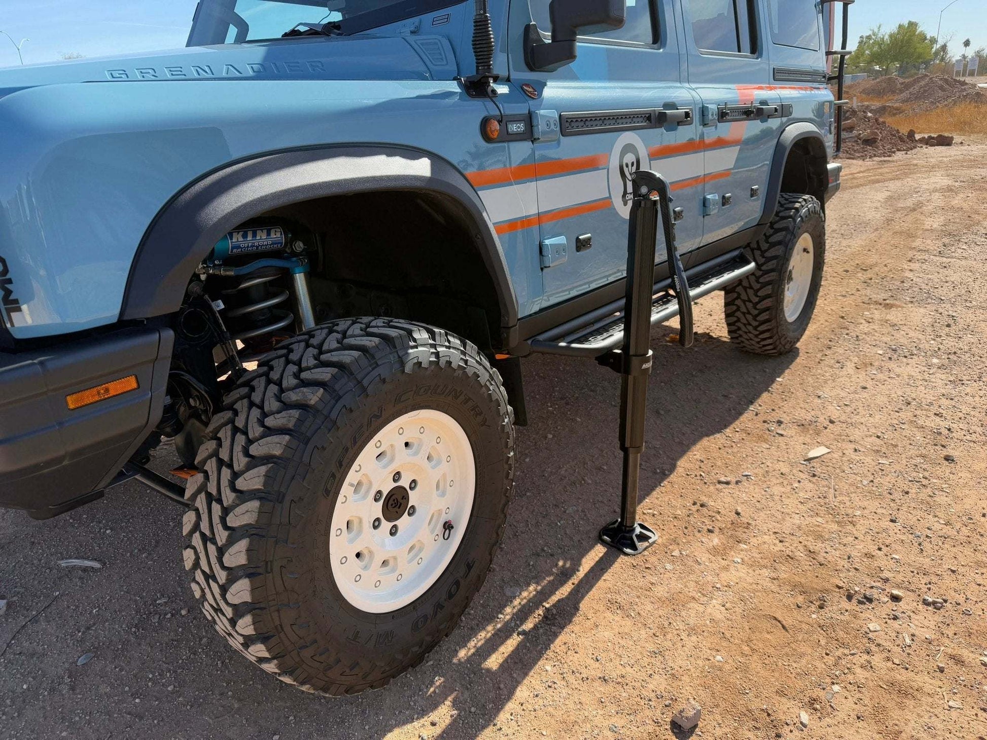Hydraulic jack with mounts for INEOS Grenadier, enhancing utility and durability.